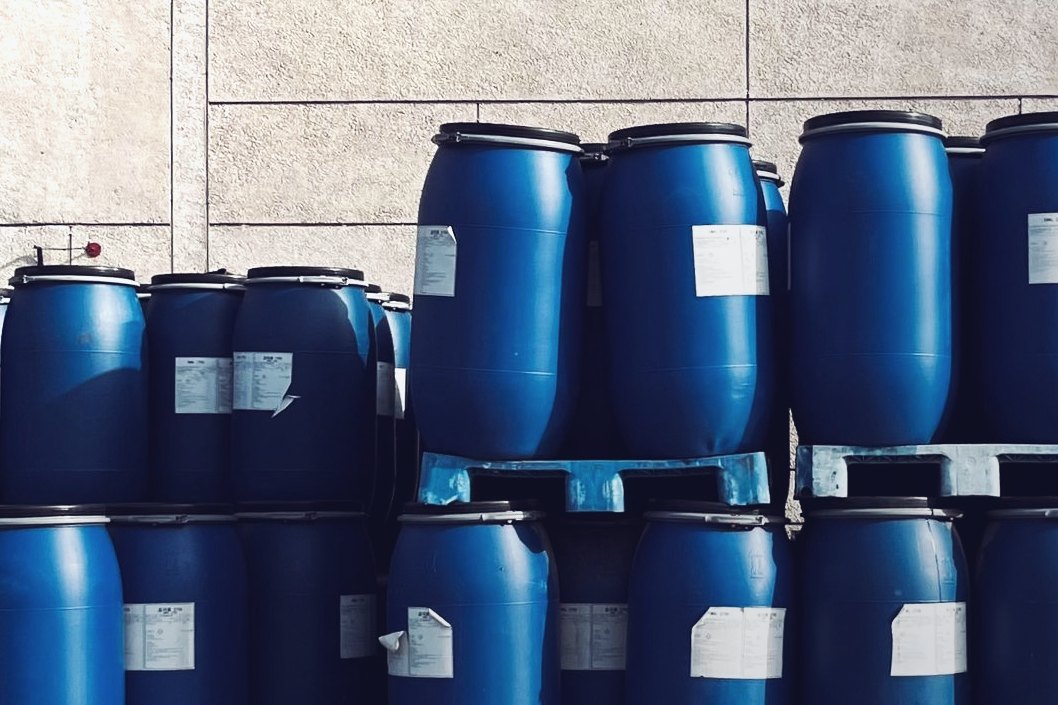 Sealed drums, each carrying its lot label.